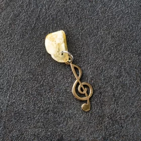 Брелок-талисман Скрипичный ключ, натуральный янтарь