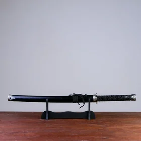 Сувенирное оружие Катана на подставке, чёрные ножны под змеиную кожу, 70см, клинок 31см