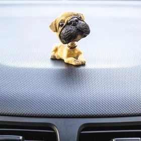 Собака на панель авто, качающая головой, немецкий дог