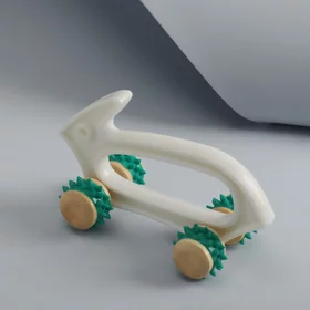 Массажёр Заяц, универсальный, 4 колеса с шипами, 13 8 6,3 см, цвет МИКС