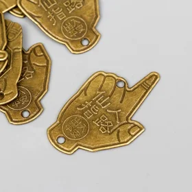 Сувенир металл подвеска Рука с монетой Инь-ян под латунь 4,5х3 см