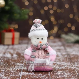 Мягкая игрушка Снеговик в вязаном костюме 9х15 см, розовый