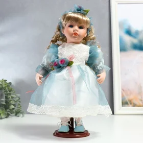 Кукла коллекционная керамика Флора в бело-голубом платье и лентой на голове 30 см